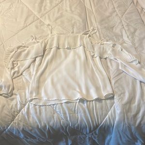 ❌SOLD❌ White off shoulder blouse